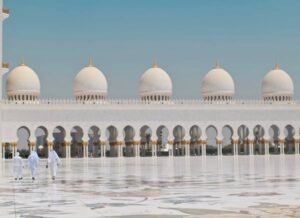 Inhaling and Exhaling Water through the Nose With Right and Left in Ablution